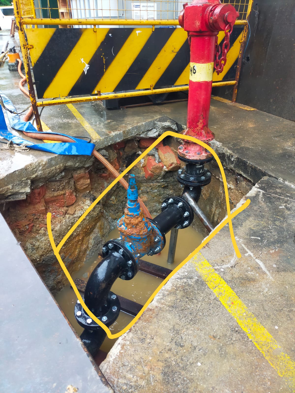 Cleaning floor trap to remove clog